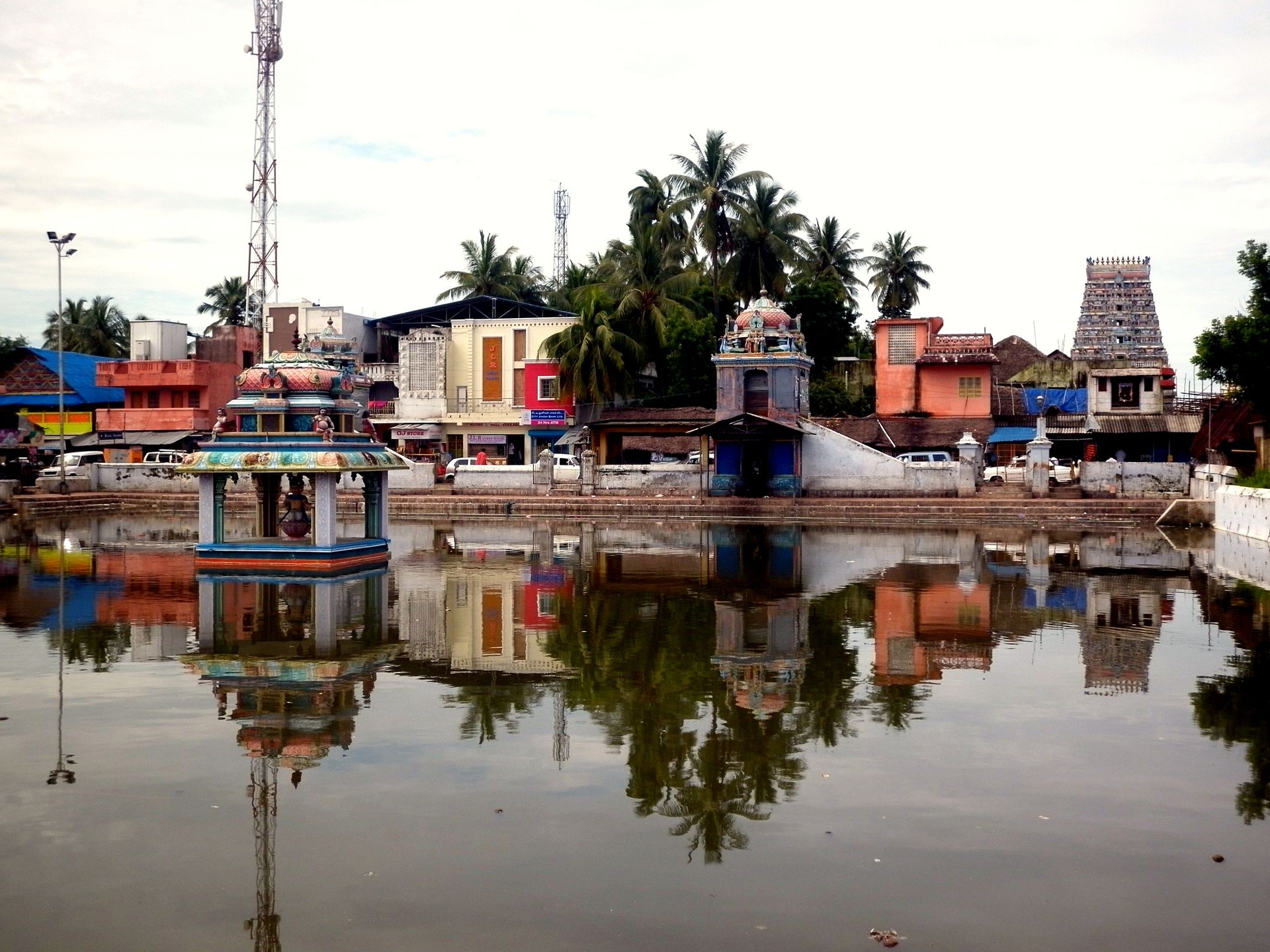 Thirunallar Saneeswarar Dharbaranyeeswarar temple gopuram and sacred tank